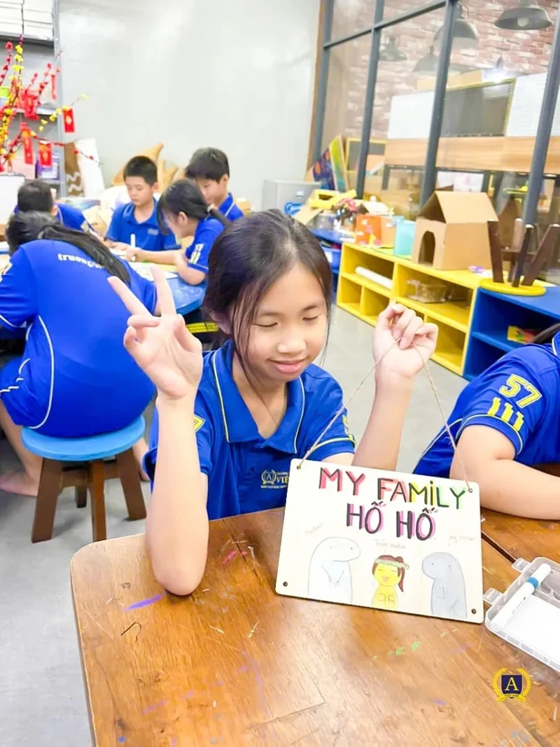Học sinh Trường Việt Anh cầm tấm biển gỗ tự làm trong tiết STEAME