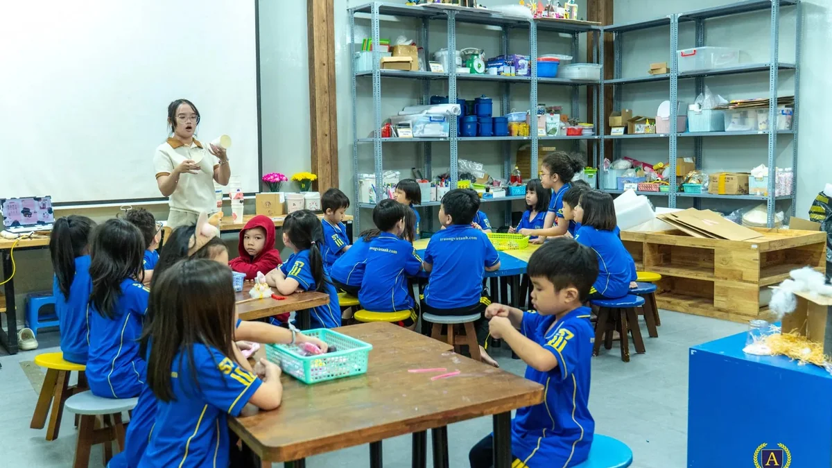 Học sinh tiểu học Trường Việt Anh làm sản phẩm bằng vật liệu thật trong tiết học tại phòng STEAM