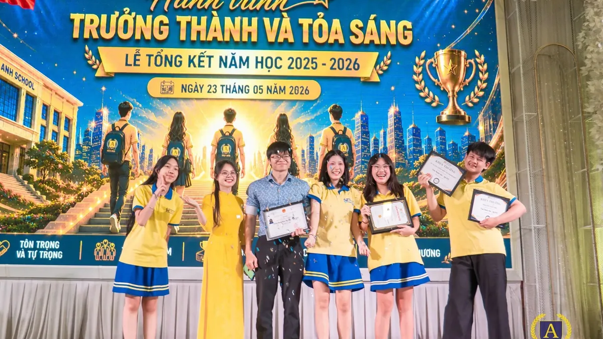 Sáu học sinh Trường Việt Anh cầm giấy khen đứng trên sân khấu Lễ Tổng kết năm học 2025–2026