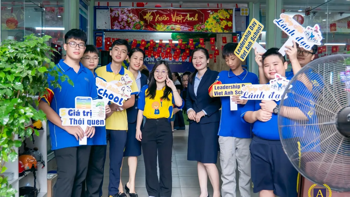 Học sinh và thầy cô Trường Việt Anh cầm bảng “Leadership Day”, “Lãnh đạo” và “5 Giá trị 7 Thói quen” tại Ngày hội Lãnh đạo 2026